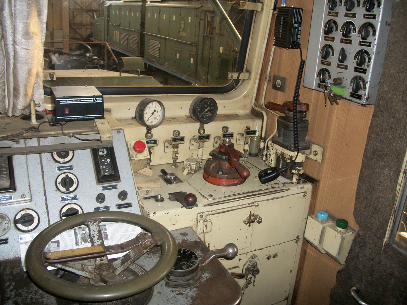 Промышленный электровоз ЕЛ21 кабина интерьер