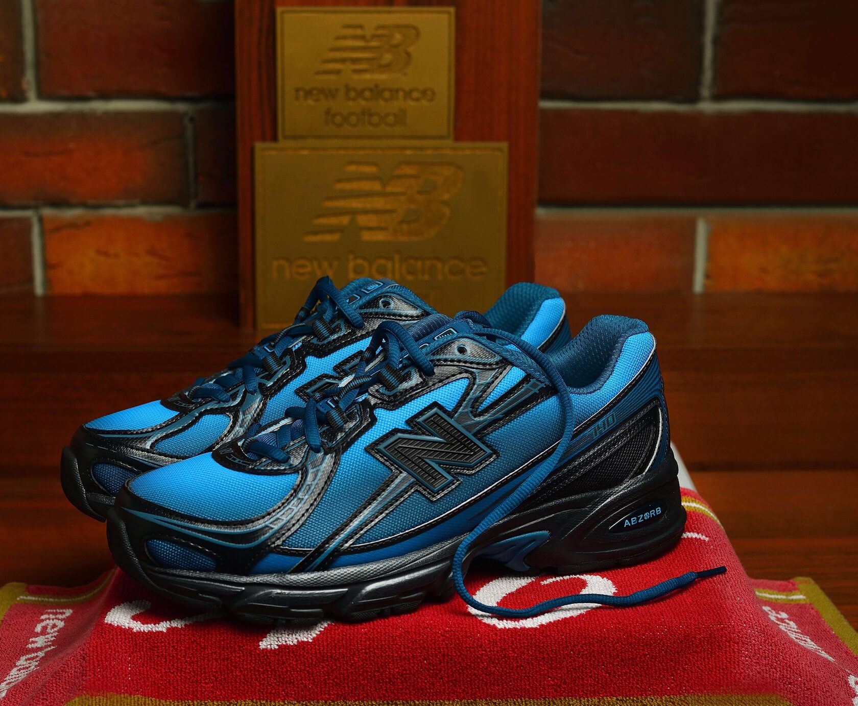 New Balance U7402CJ — архивная модель 740 в синей расцветке вид сбоку
