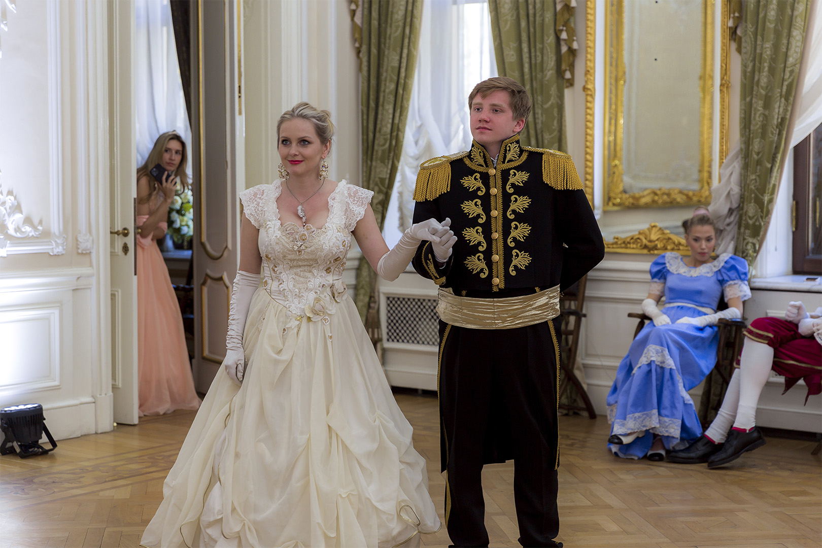 Бал во дворце 17 века. Бал во Дворце. Платье 19 века для бала. Бал 17 века. Дворец 18 века.