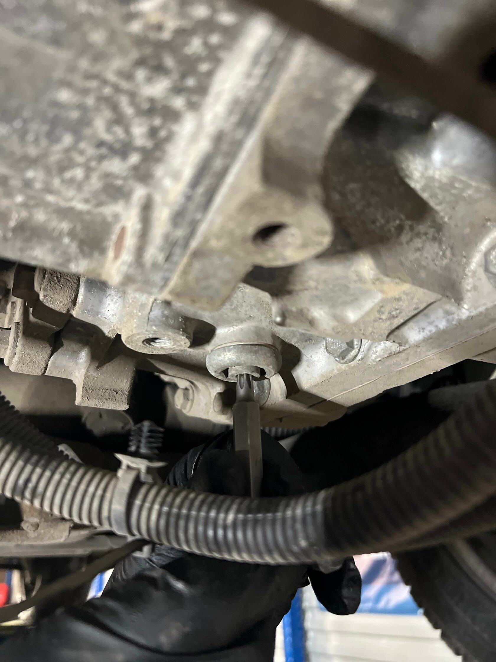 Слив масла Слив масла через контрольную пробку