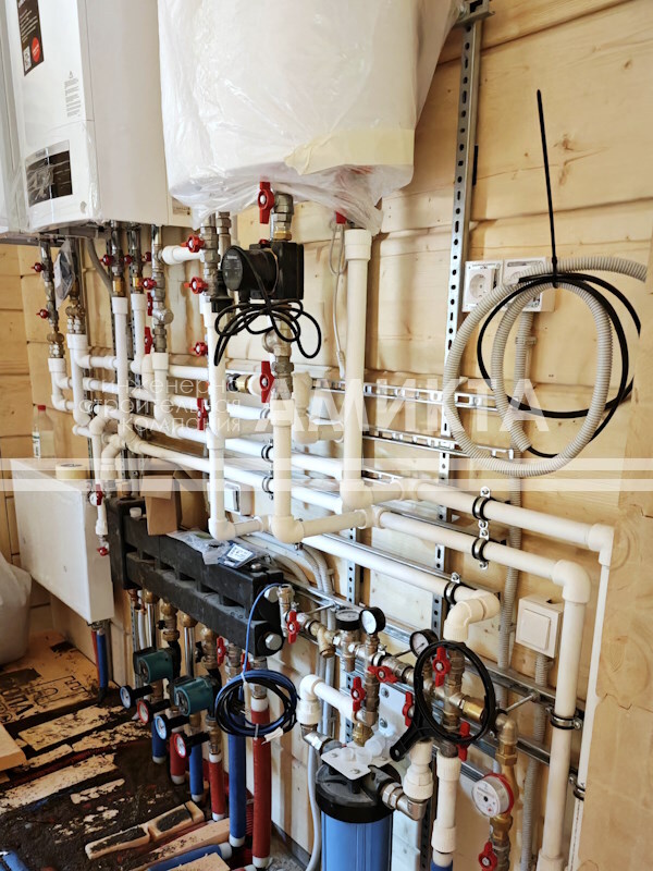 Технические стандарты отопления для Москвы и Московской области. Проектирование по СП 131.13330.2020 с расчетом на -30°C, выбор труб с кислородным барьером и установка резервных систем.