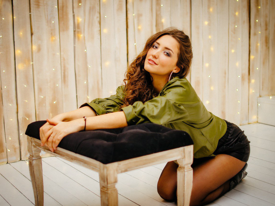 фото парня и девушки на романтическом свидании в публичном месте