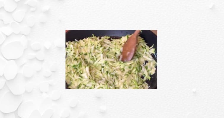 Приготовление омлета с кабачком и сыром на сковороде: шаг 9