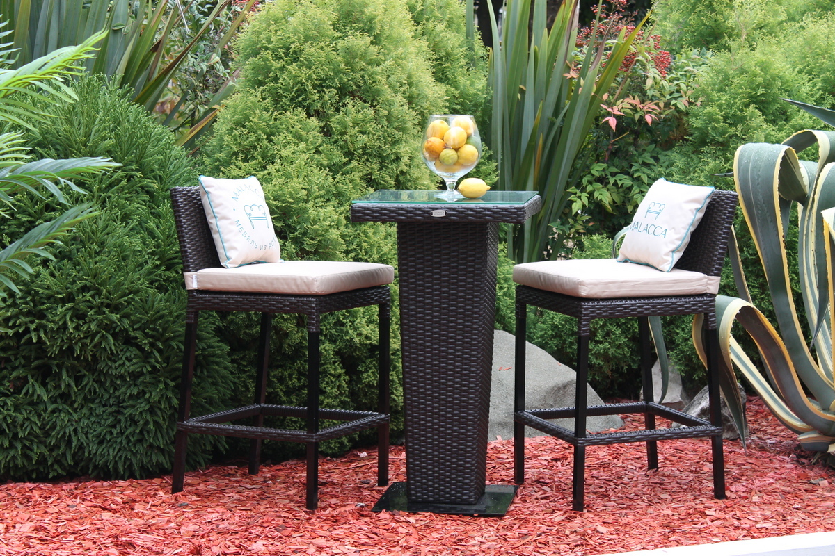 Мебель для обеденной зоны на террасе, идеально подходящая для семейных ужинов.