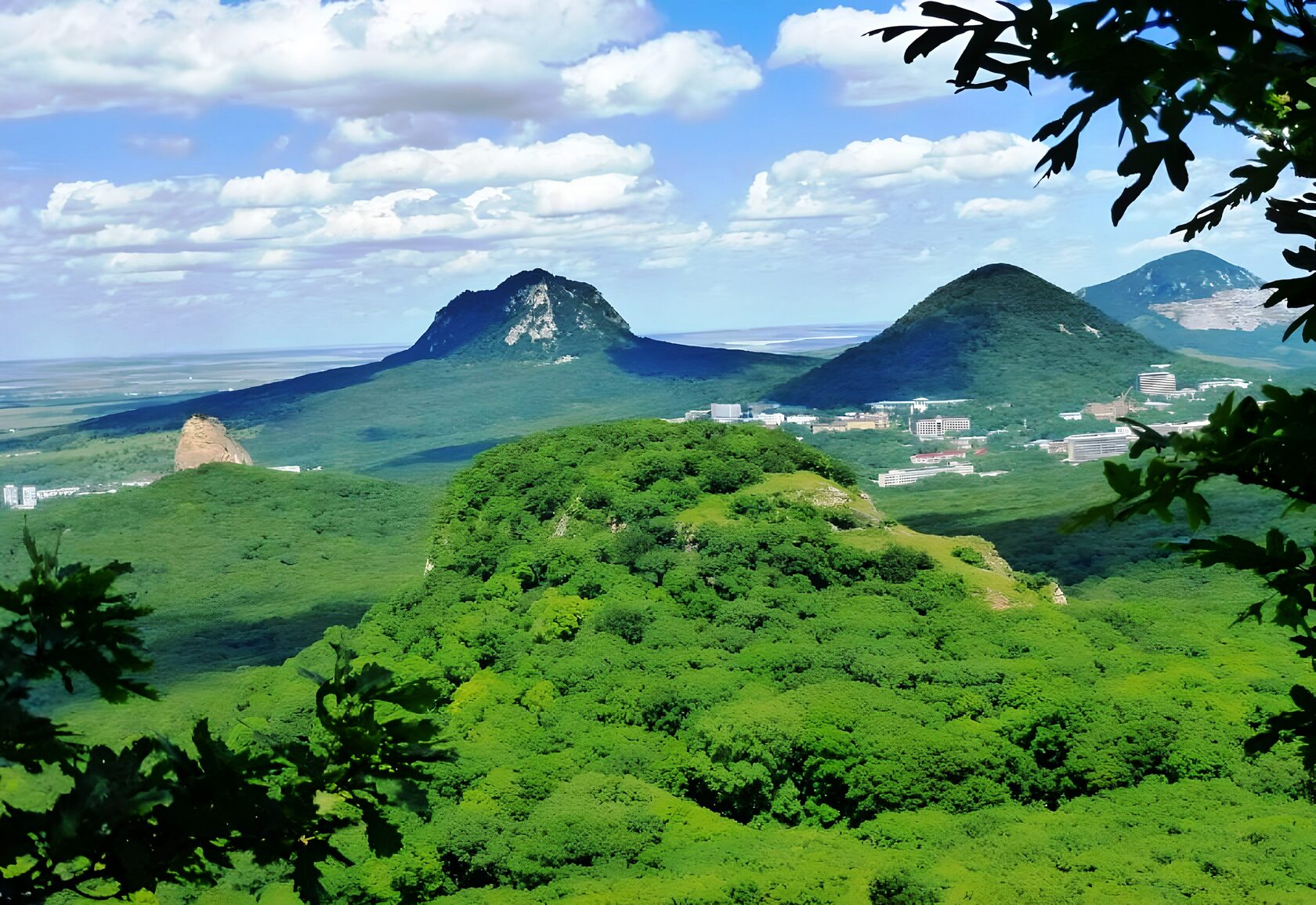 Пять гор. Пятигорск гора Развалка. Гора Развалка, Ставропольский край. Горы лакколиты кавказских Минеральных. Горы Пятигорья Ставропольского края.