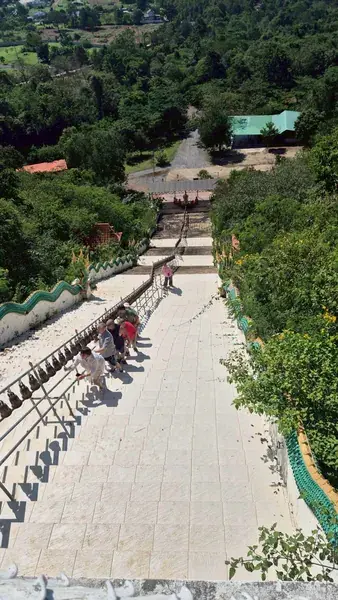 Туристы спускаются по ступеням храма