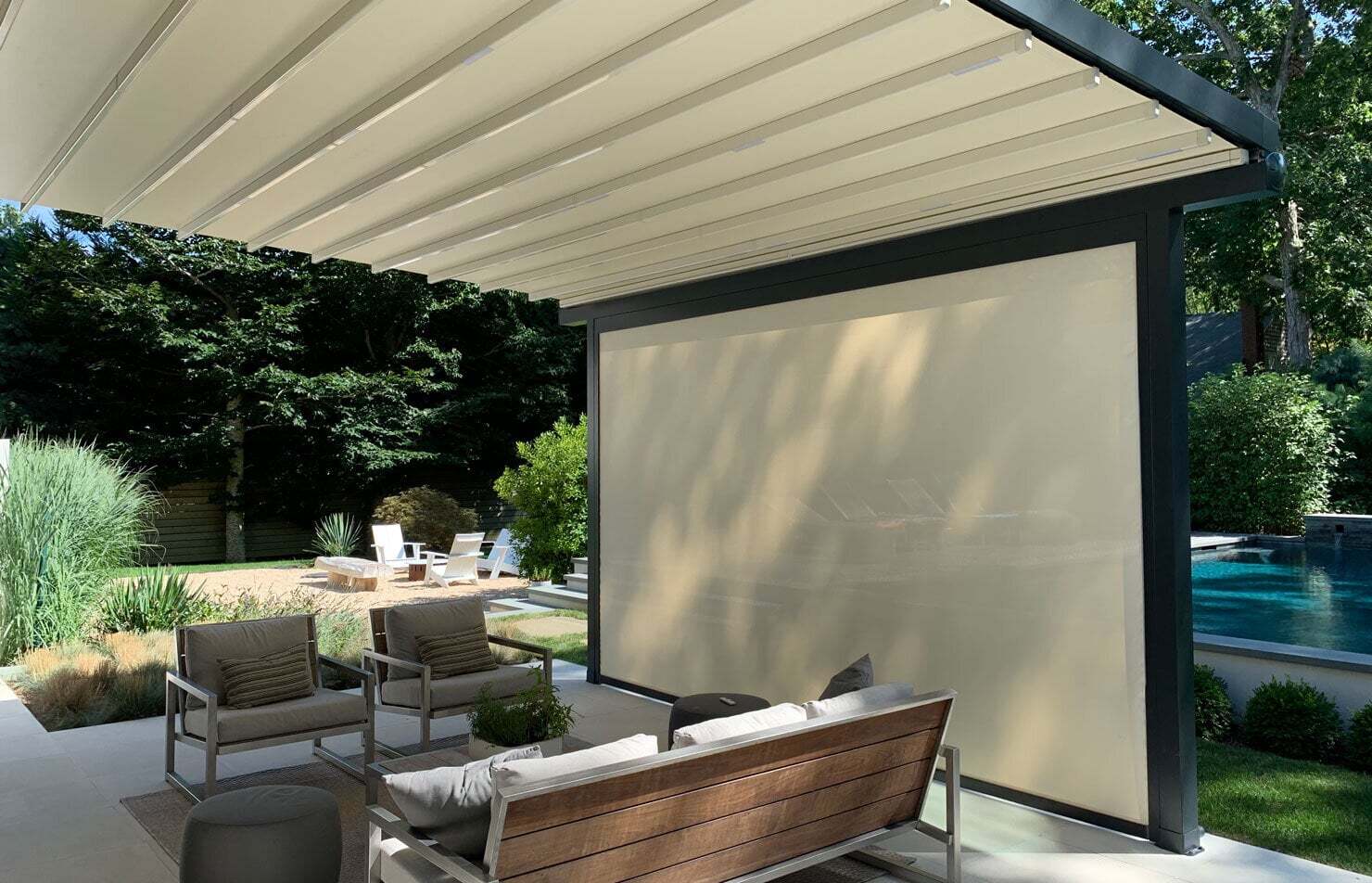 Aluminum pergola with motorized screen for privacy and wind protection