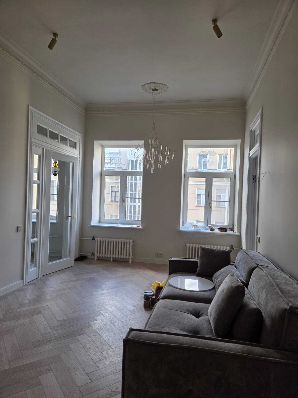 Крупный план у окон: дуб Селект Blond в формате ёлки показывает естественную пору и ровный светлый тон; матовый лак подчёркивает текстуру без бликов. Проект 40 м². Parket Brothers — закажите онлайн или загляните в салон СПб для живой оценки.