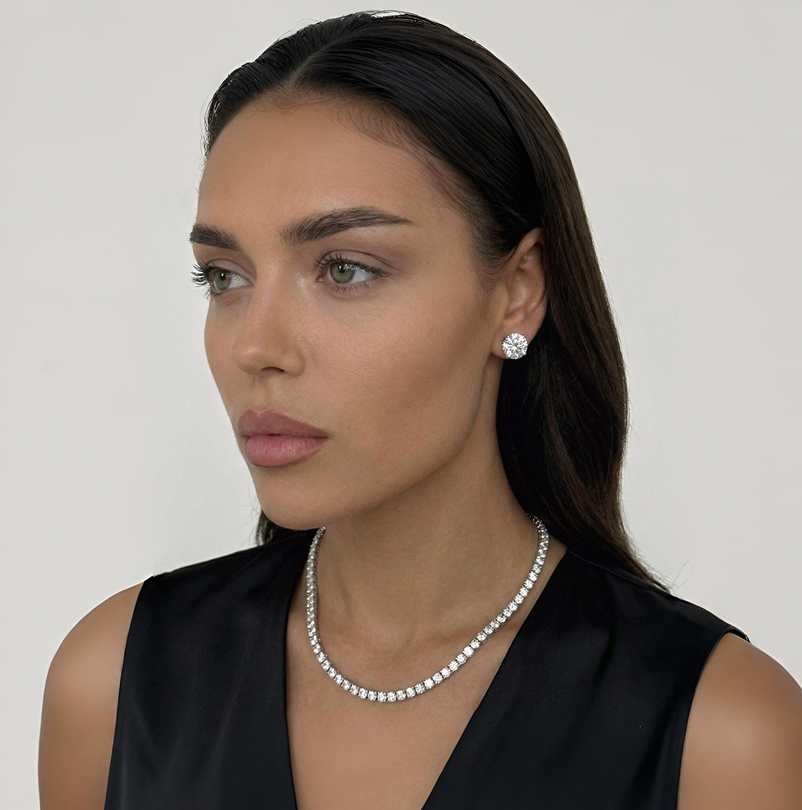 Серьги и колье с лабораторными бриллиантами на модели