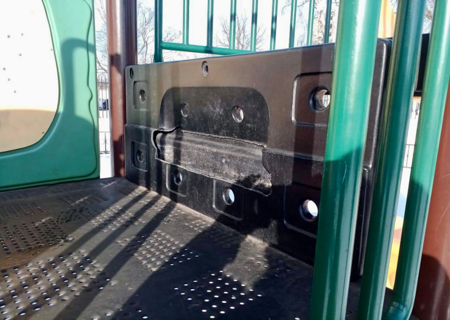 Сломанное сидение на детской площадке