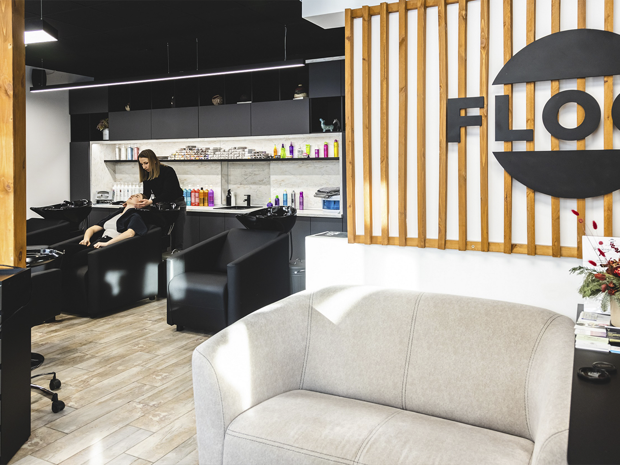 Интерьер салона Flock — тёплый свет и уютная зона ожидания