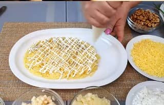 Приготовление салата с ананасом и ветчиной слоями: шаг 8