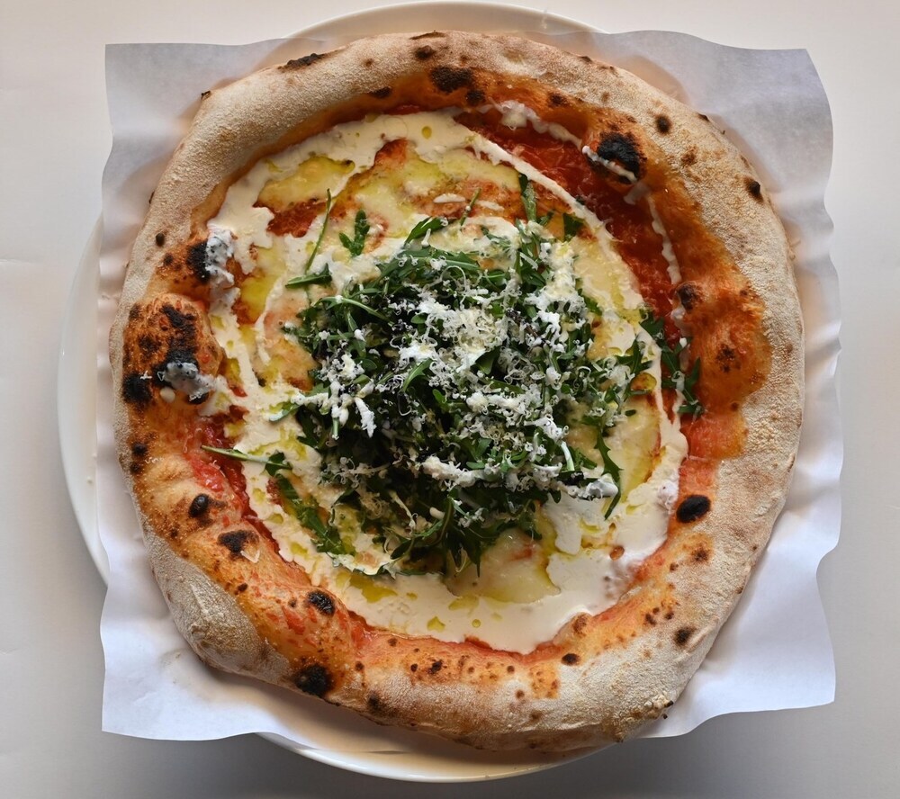 Традиционная итальянская пицца Четыре сыра с доставкой в Брянске