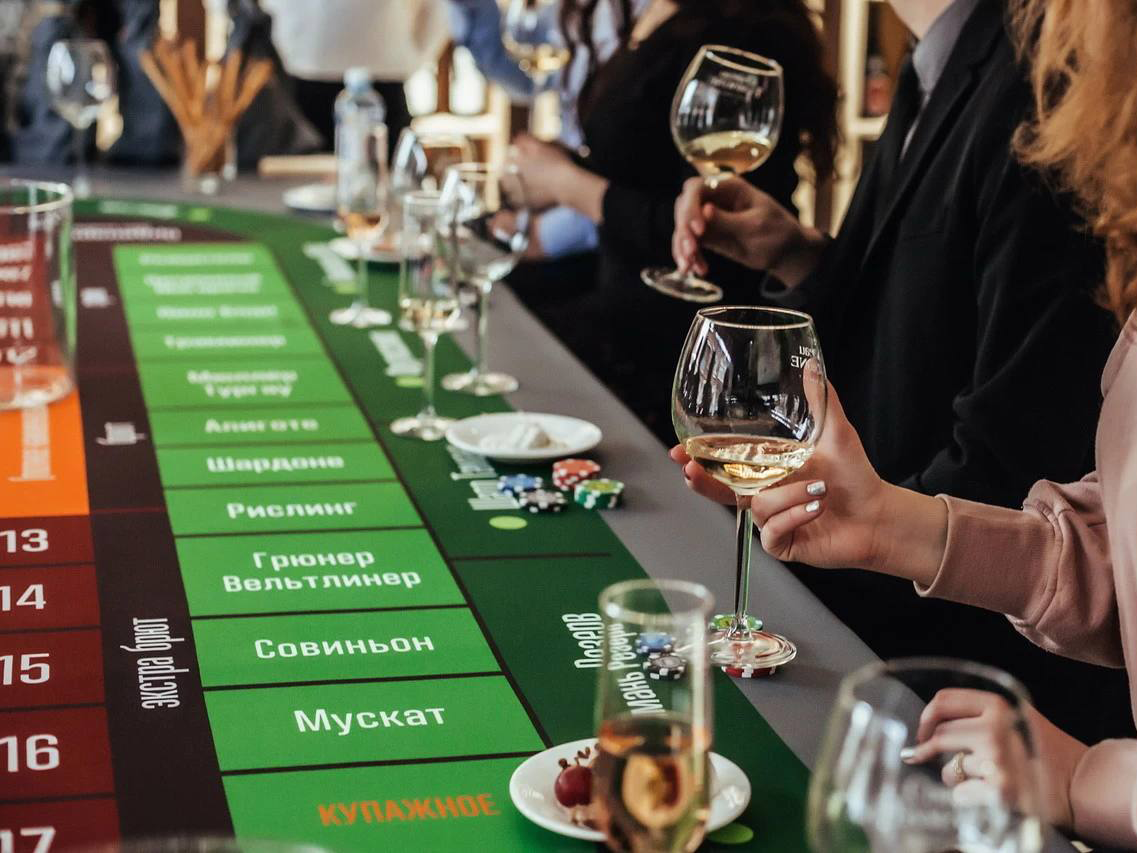 фото парня и девушки на романтическом свидании в публичном месте