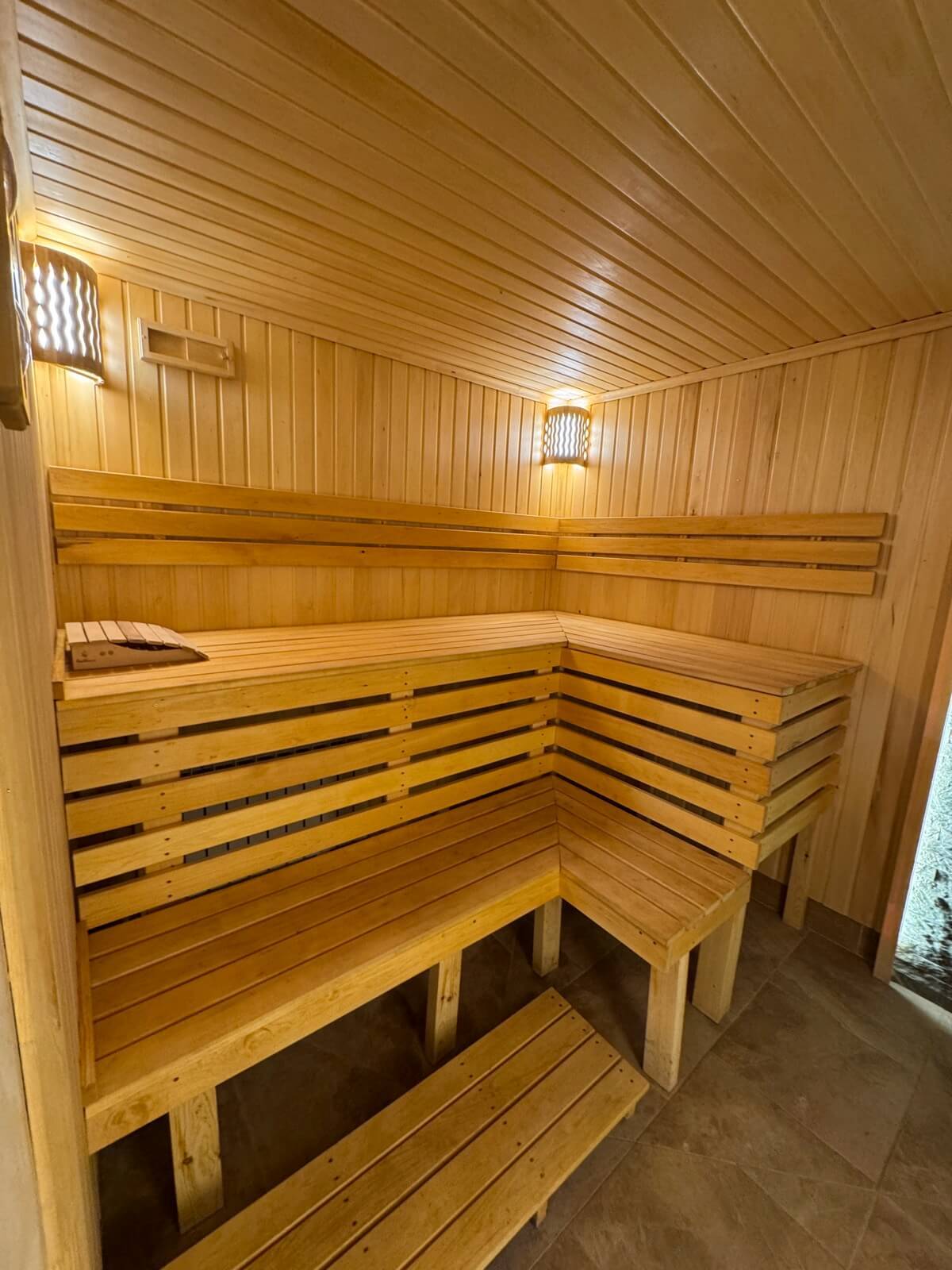 Сосновая баня с плитами из гималайской соли, база отдыха DOLINA