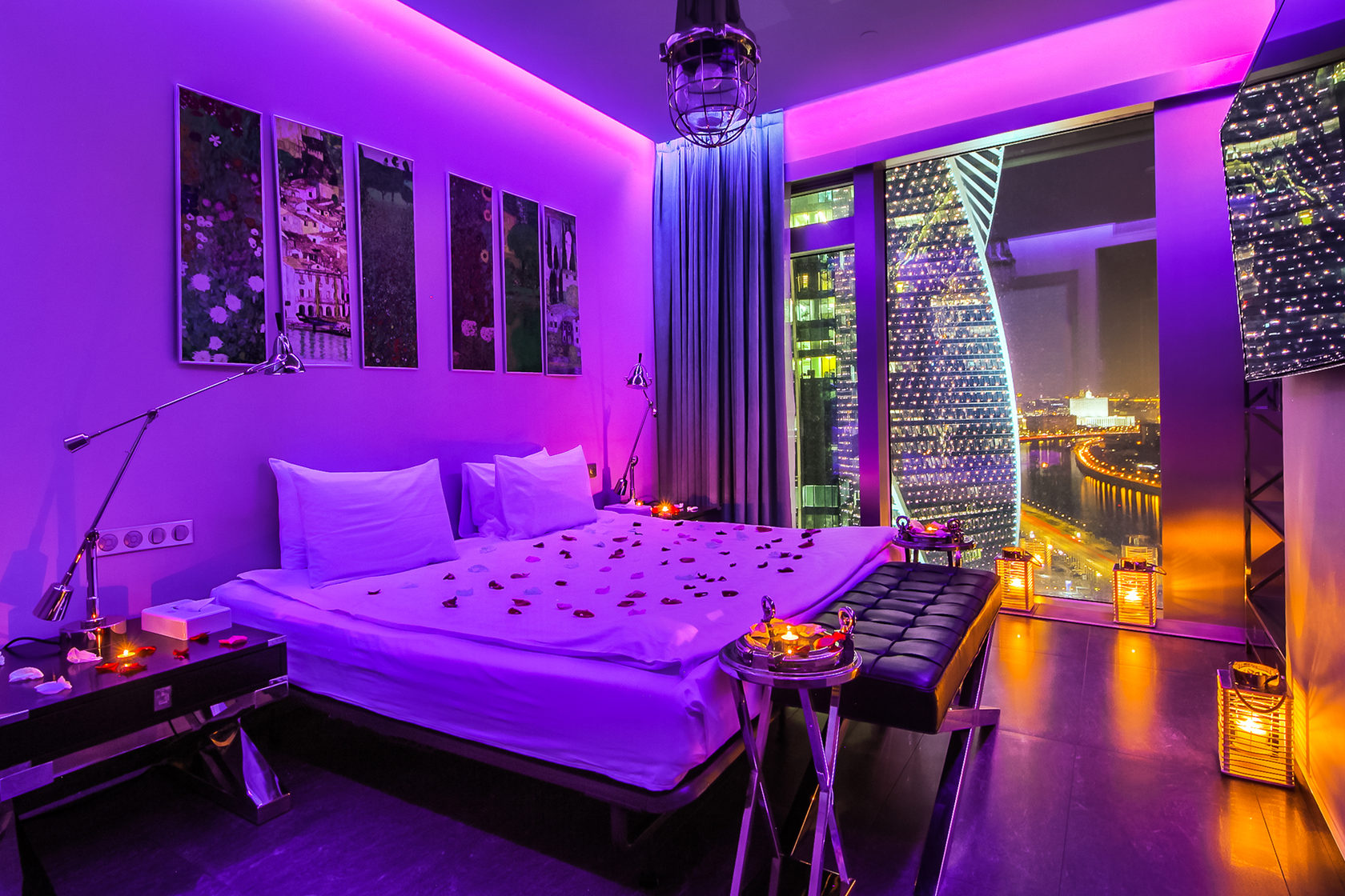 Купить студия сити. Комната для вечеринок. Спальни в пентхаусе. Комната с фиолетовой подсветкой. Сиреневая спальня.