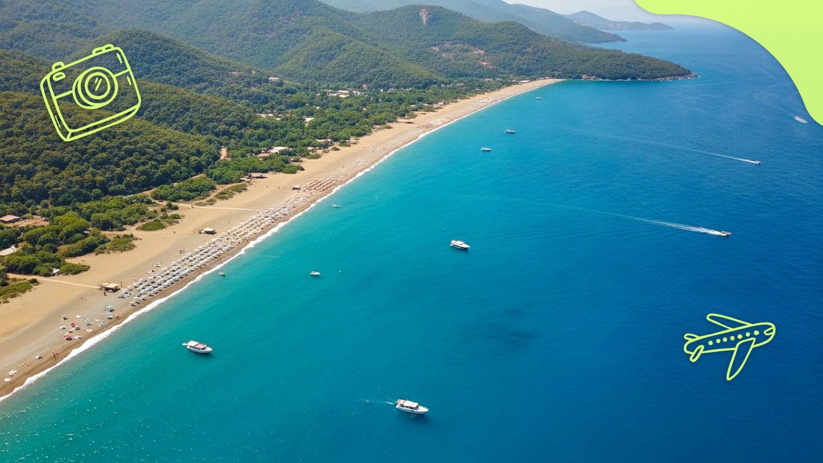 Пляж із лежаками, море й зелені гори на узбережжі Туреччини