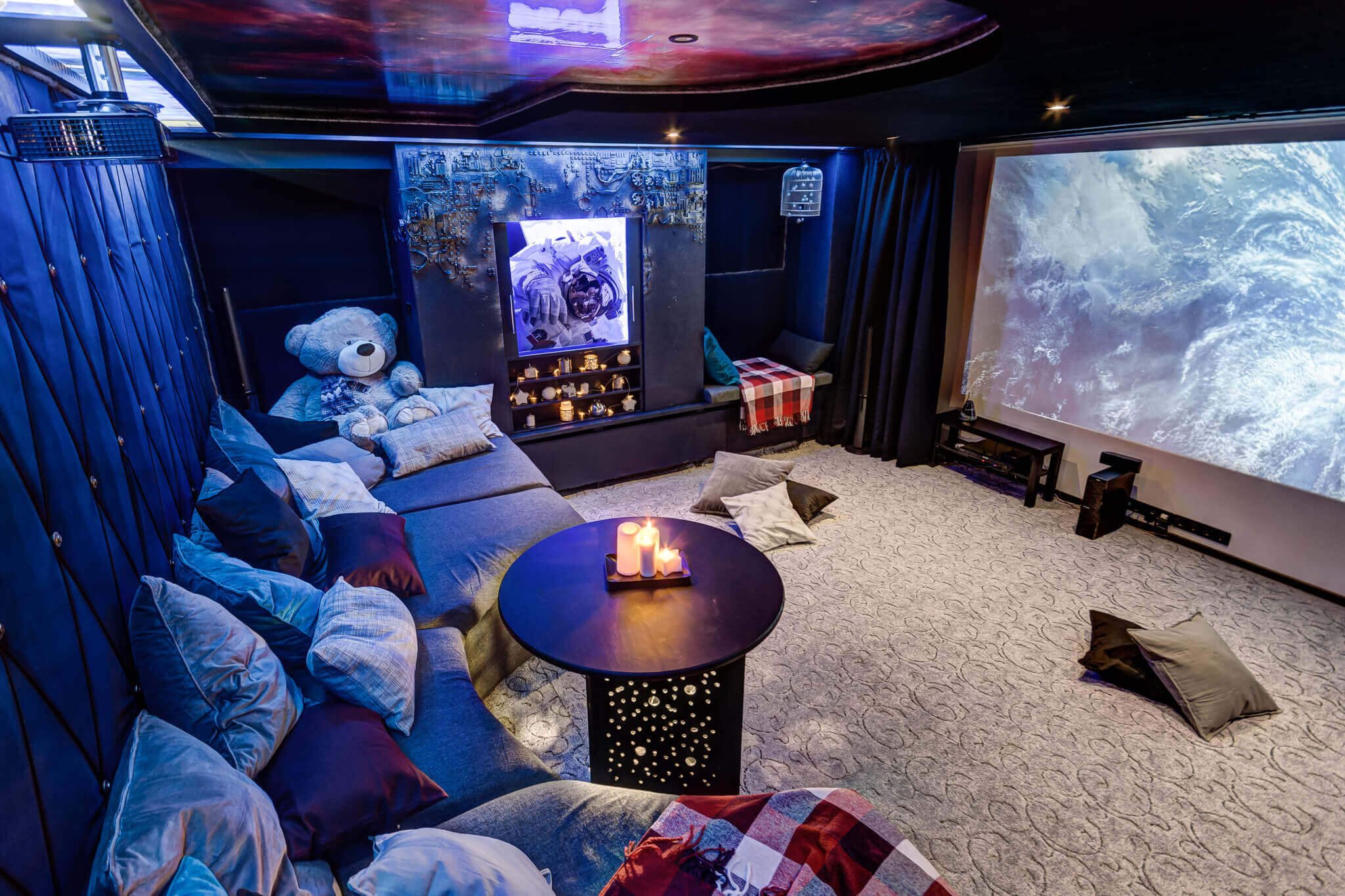 Ночной кинотеатр с диванами