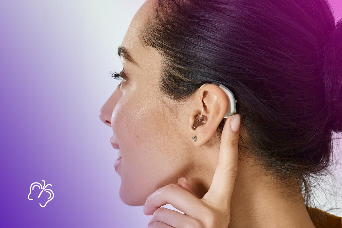 женщина со слуховым аппаратом