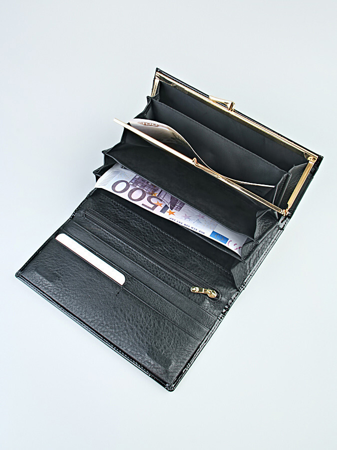 Кошелек женский. Изделие выполнено из натуральной лаковой кожи. Закрывается на магнит.