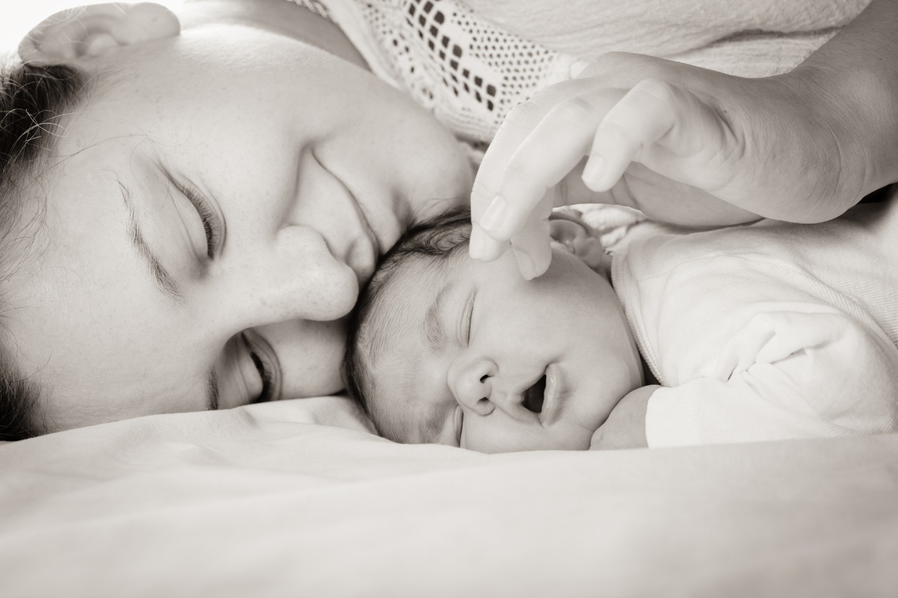 Новорожденный спит с мамой