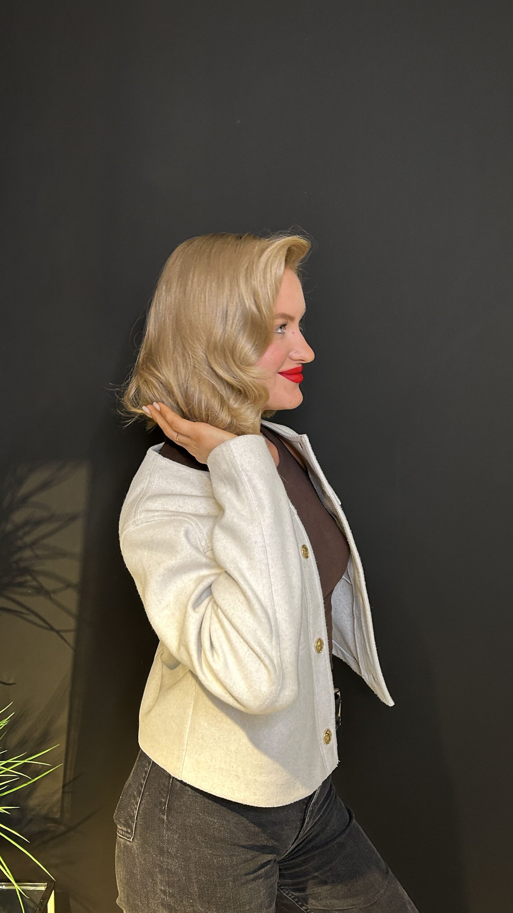 Стрижка для блонда на средние волосы