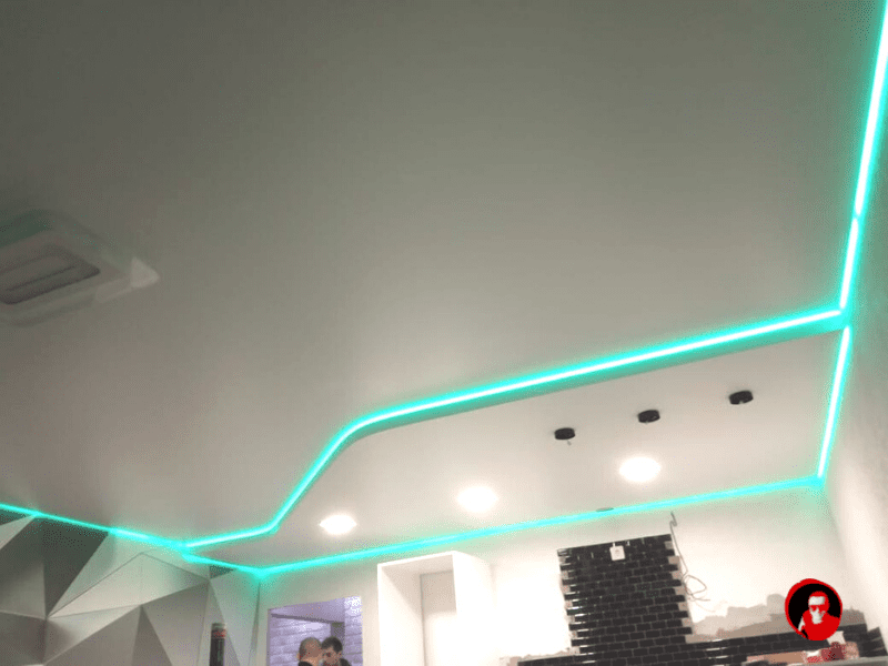 Натяжной потолок с RGB подсветкой по периметру.