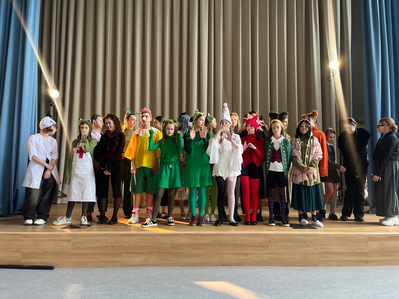 Дети школы Талантино показывают спектакль на сценеЭко-театральная смена «Твоя сцена — целая планета» 2–11 июля | 10 дней База «Лесная опушка» · Заповедная зона у Оки Идея выезда Через театр дети проживают важные экологические темы — не в формате лекций, а