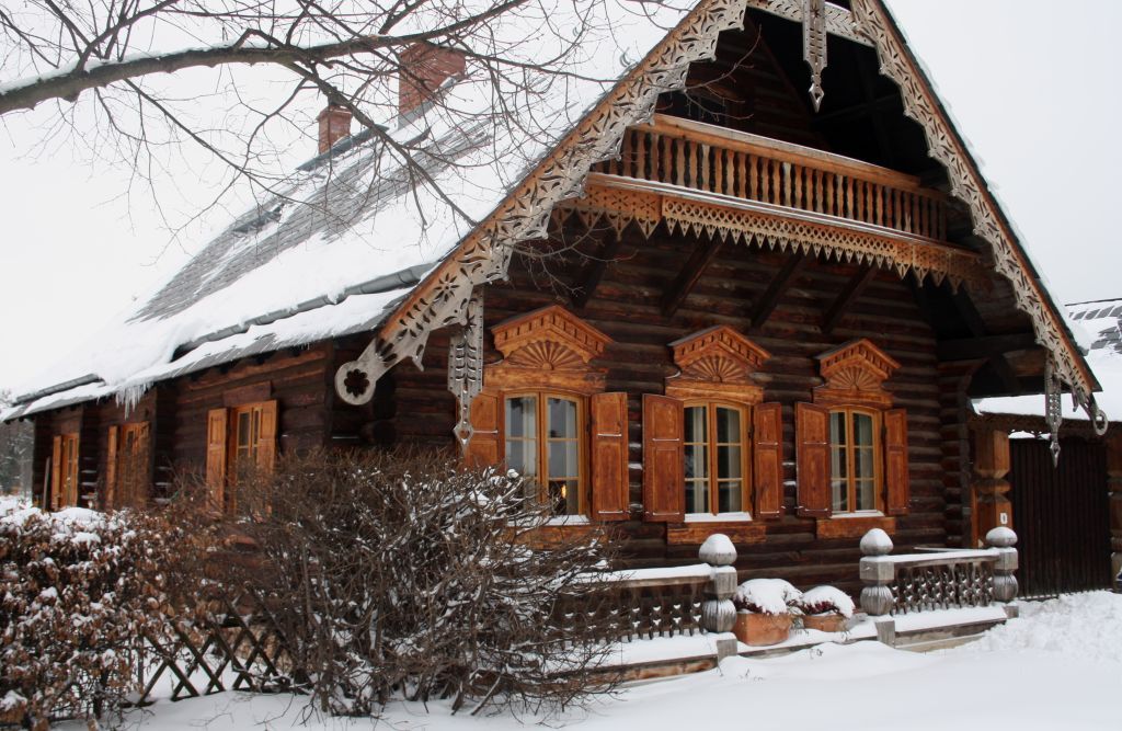 The Russian colony of Alexandrowka is located north of downtown Potsdam. It was built in 1826-1827 by King Frederick William III of Prussia for the last twelve Russian singers in a choir that had previously 62 members.