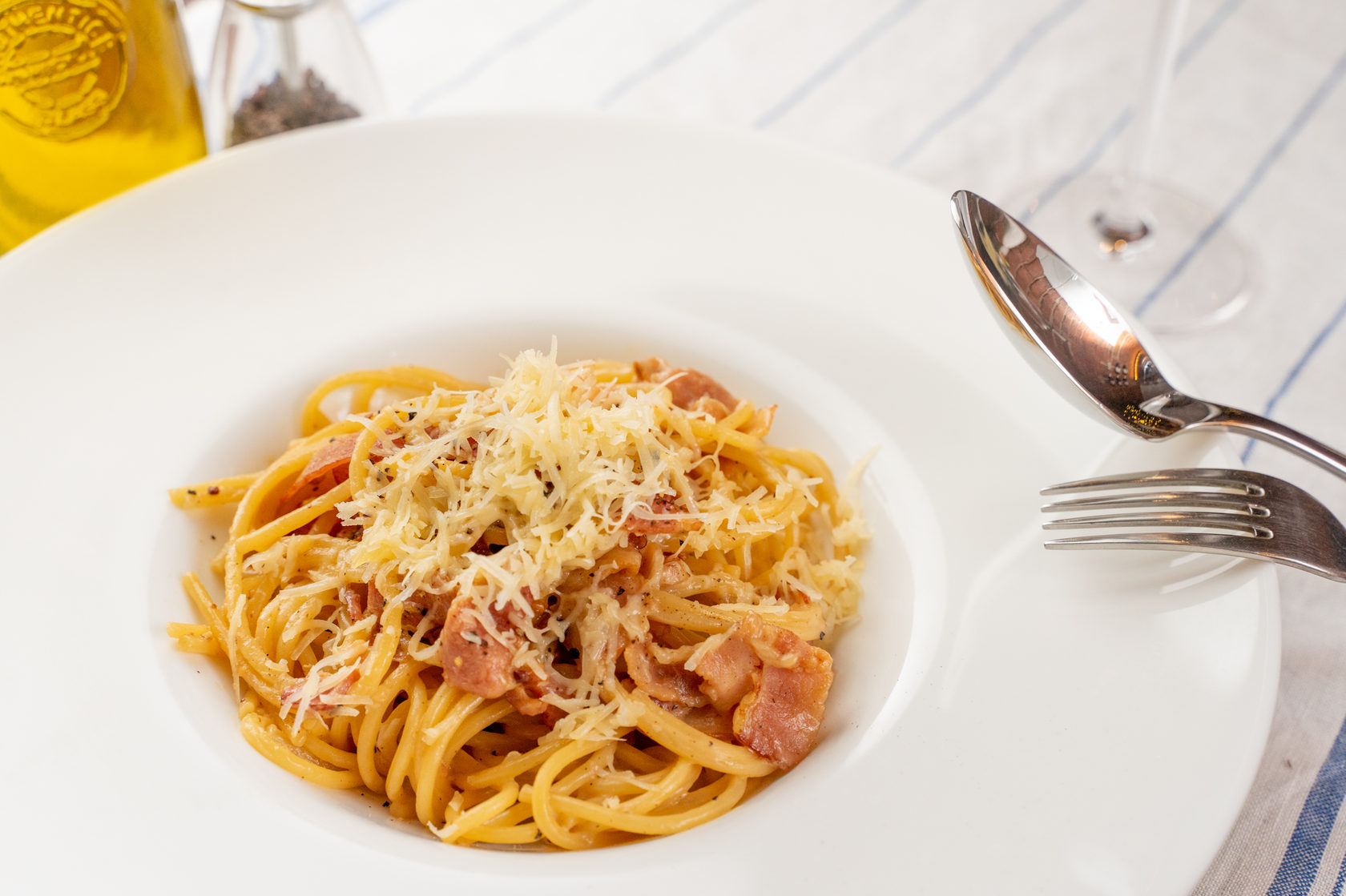 Рецепт карбонары со спагетти. Тальолини карбонара. Спагетти карбонара классический. Тальолини фетучини равиоли. Лапша карбонара.