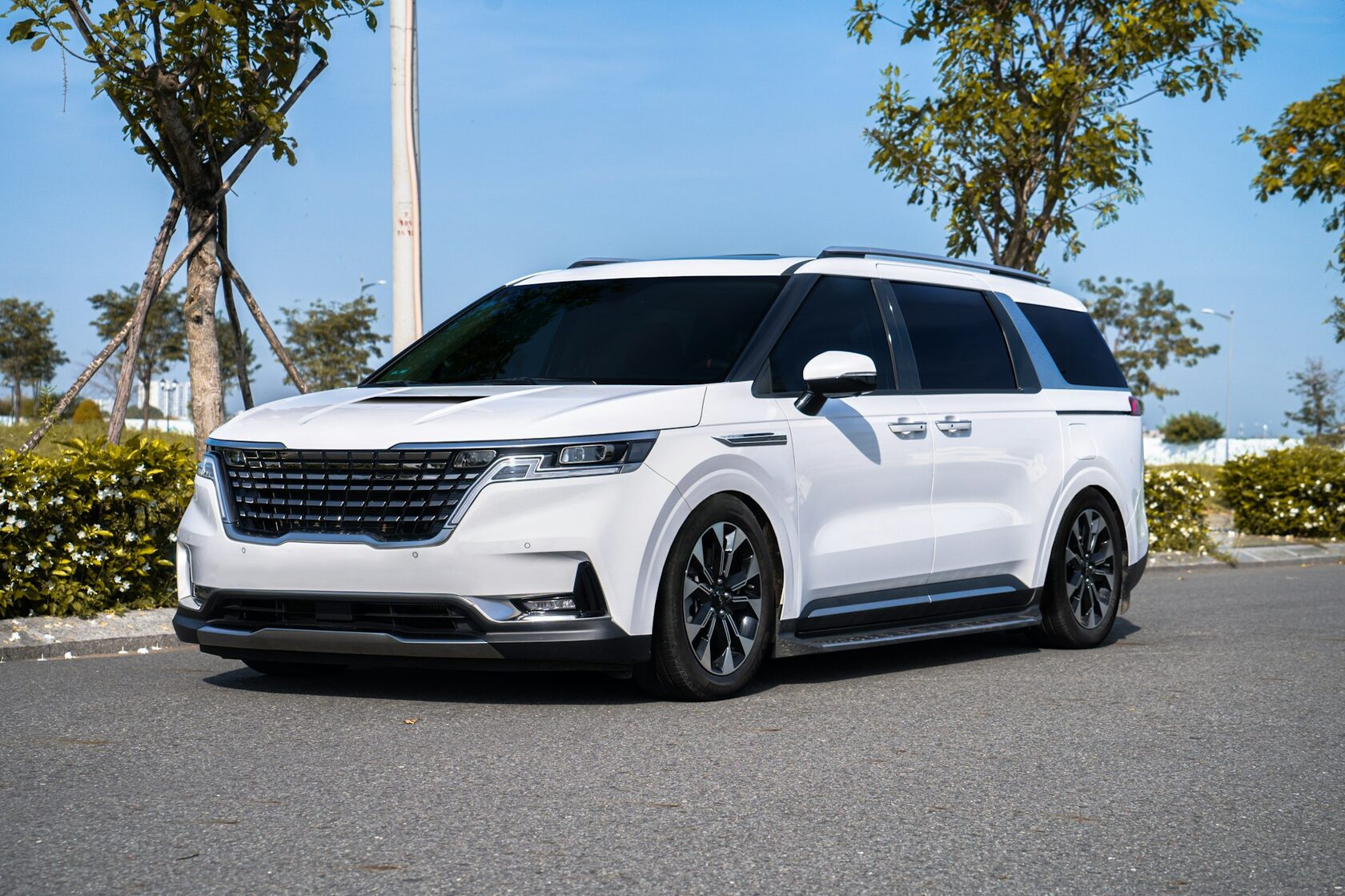 Белый минивэн Kia Carnival