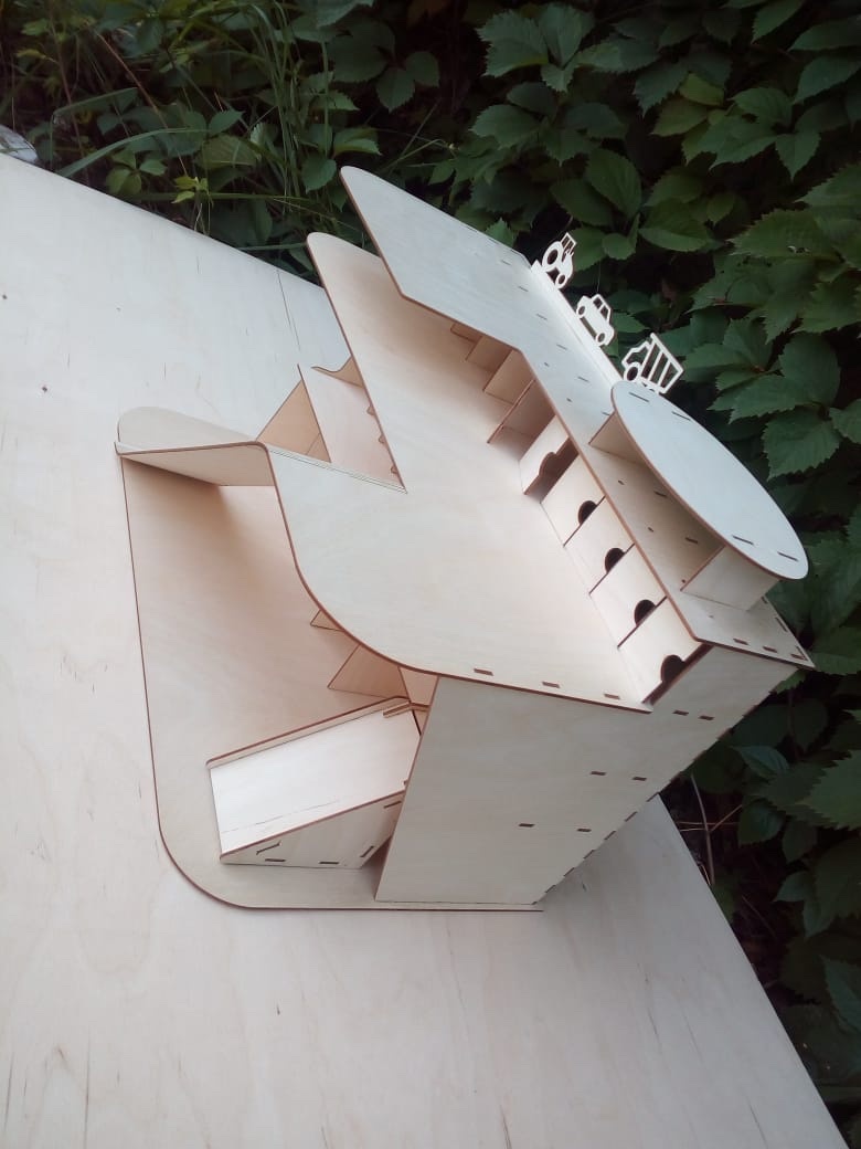 Маленькая парковка с вертолетной площадкой из фанеры