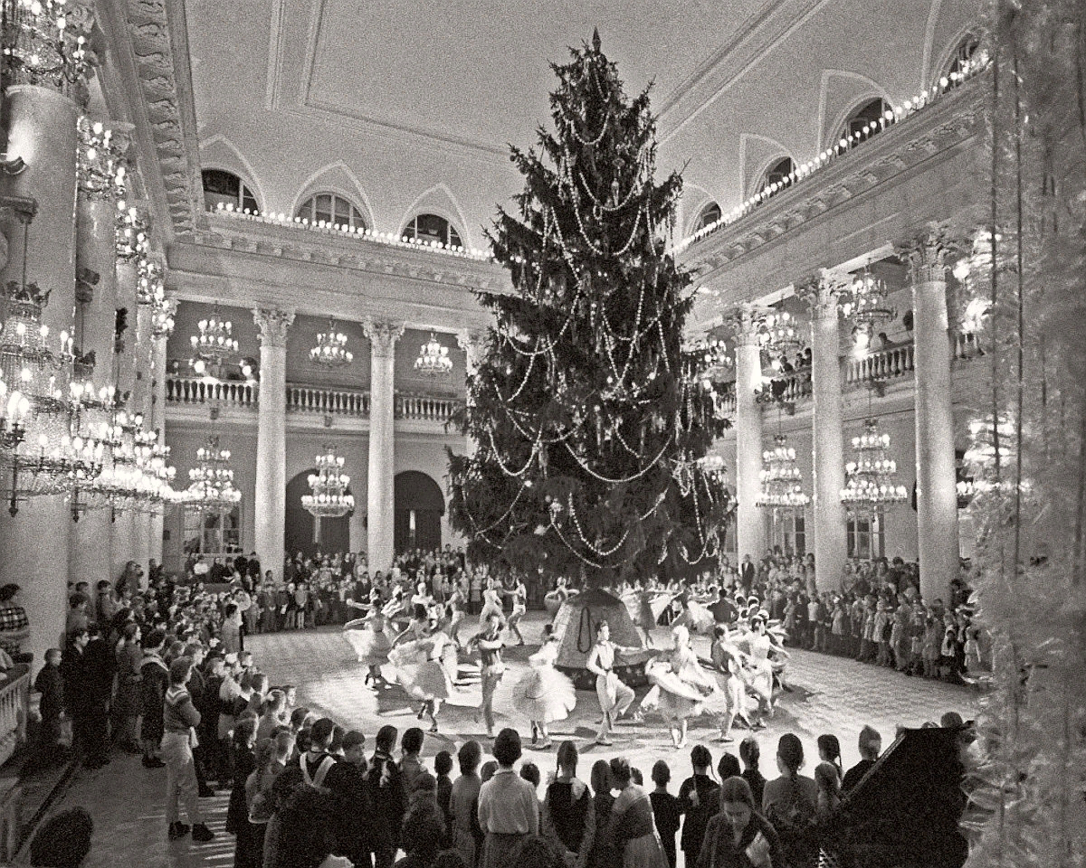 Новый год начала. Первая Кремлевская елка 1936. Первая Кремлевская елка 1954. Первая елка 1852 год Санкт Петербург Екатерининский вокзал. Елка в Георгиевском зале Кремля в 1954 году.