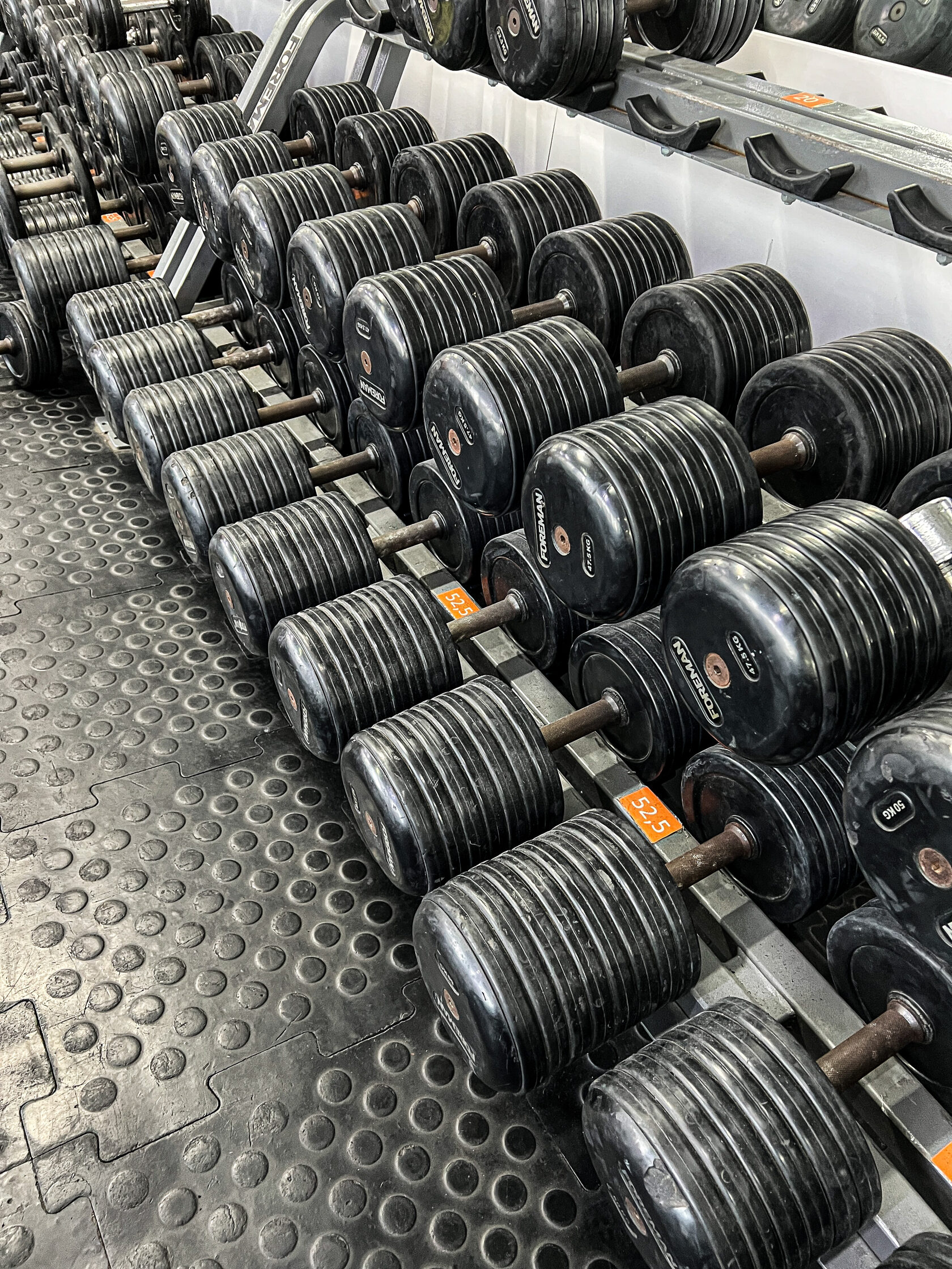 Импульс фитнес энгельс. Атлет Смоленск тренажерный зал. Спортклуб Атлет Вача. Тренажерный зал Атлет Улан Удэ.