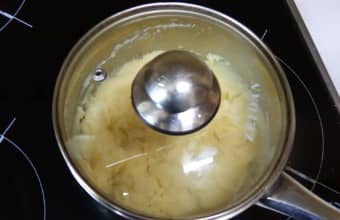 Приготовление манных биточков на сковороде: шаг 2