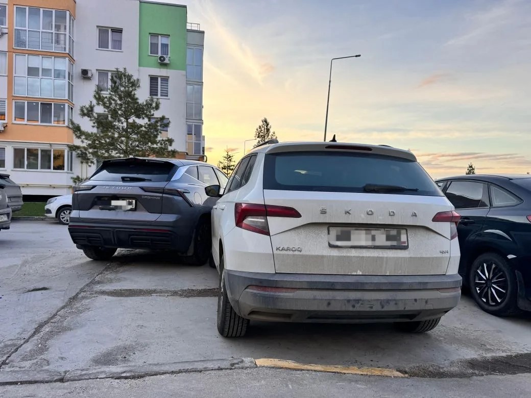 Лёгкое ДТП на парковке в посёлке 8 Марта — оформление аварийным комиссаром АвтоКом Эксперт