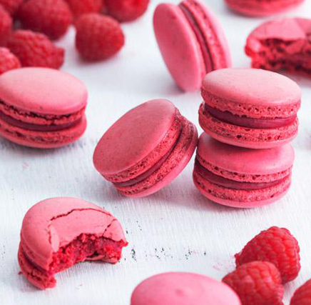 спагетти в свекольном соусе. красные макаруны. красные макароны. красные макароны. красные макаруны.