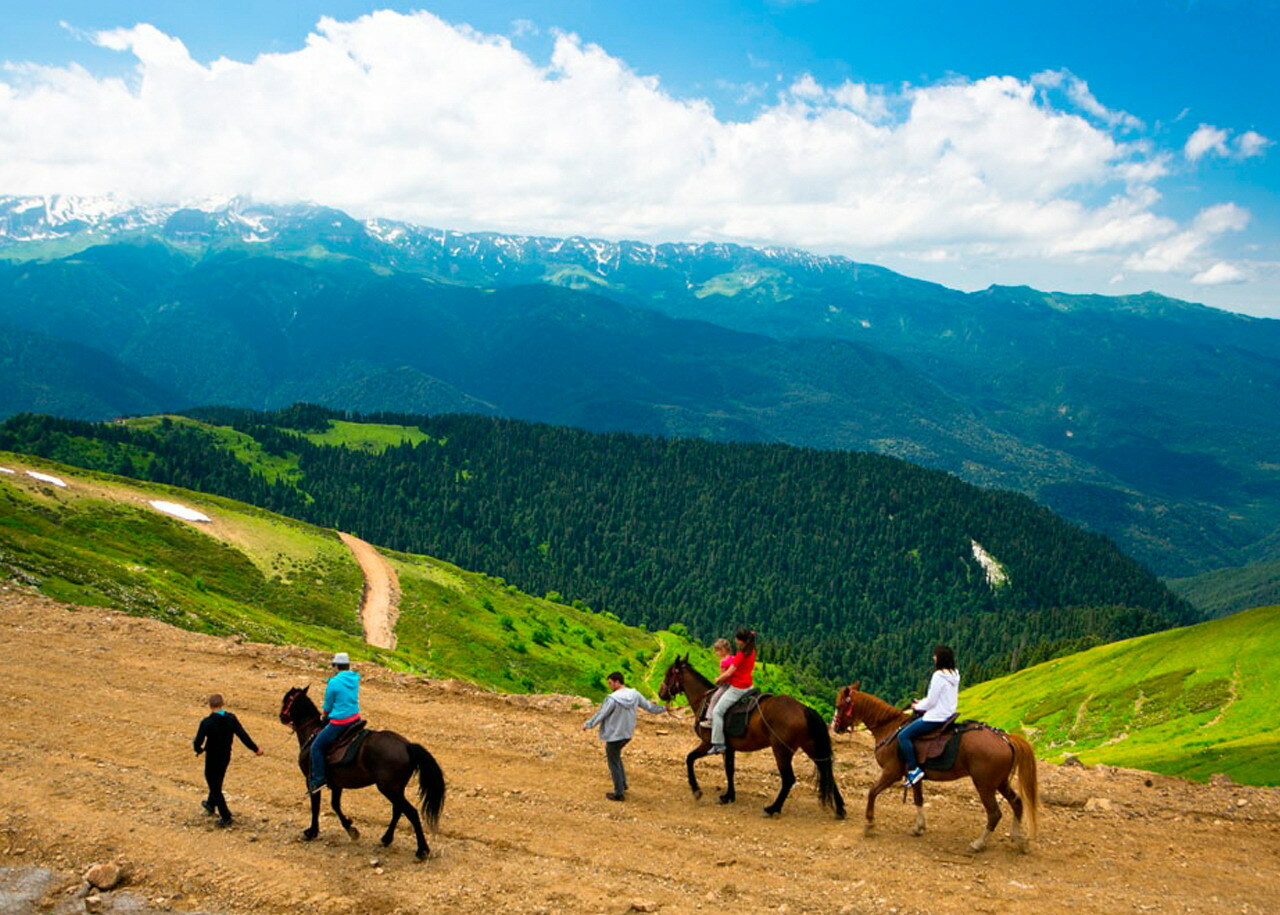 Start tour. Конные прогулки красная Поляна Сочи. Конная прогулка в горах Кыргызстан. Конный поход Архыз.