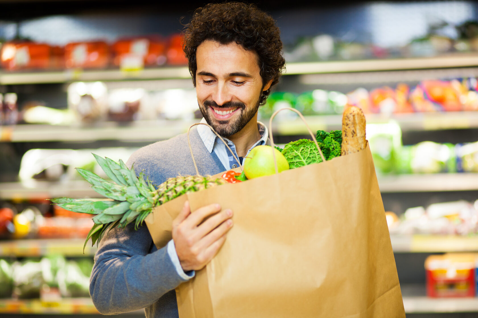 Men shopping. Красивый мужчина в супермаркете. Плоские люди в супермаркете. Мужчина с покупками креатив. Что себе купить мужчине.