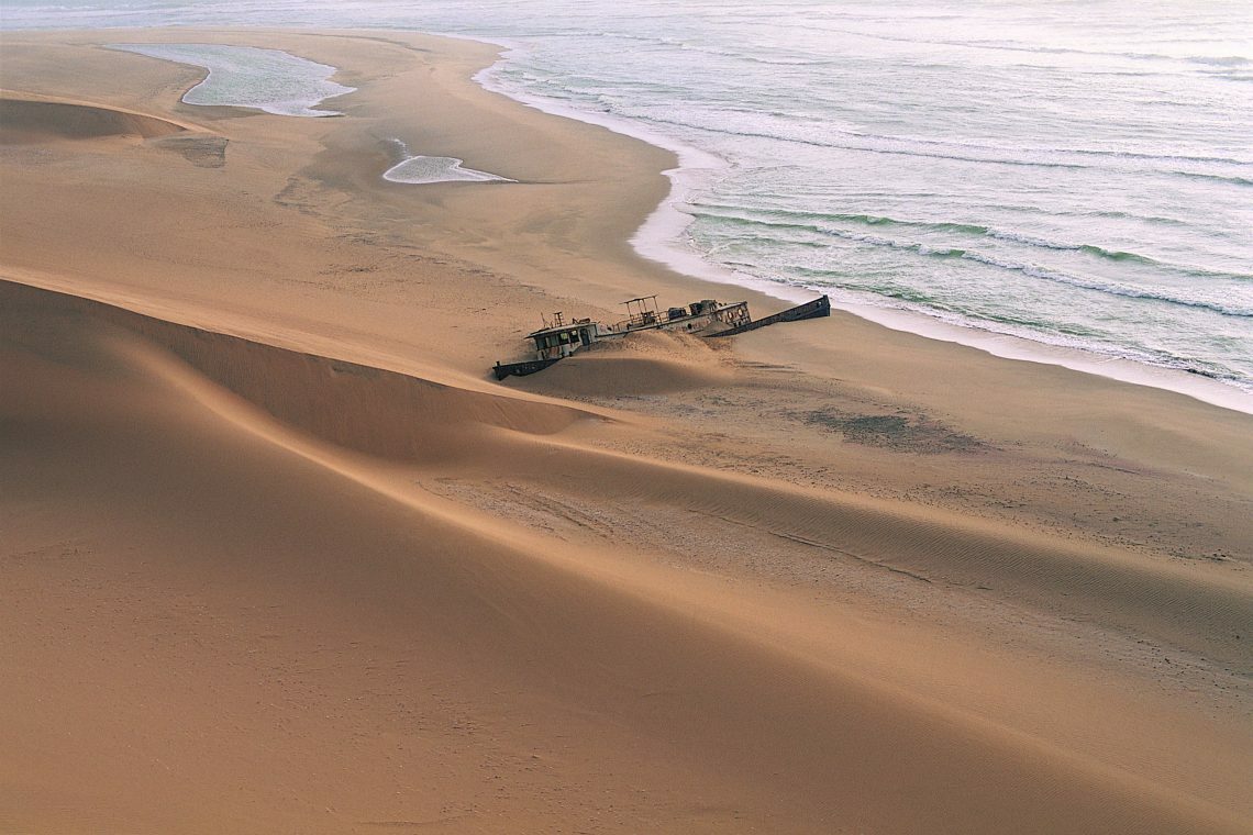 Берег пустыни. Намибия берег скелетов (Skeleton Coast). Берег скелетов жуткое побережье в Намибии. Корабли в пустыне Намиб. Пляж скелетов Намибия.