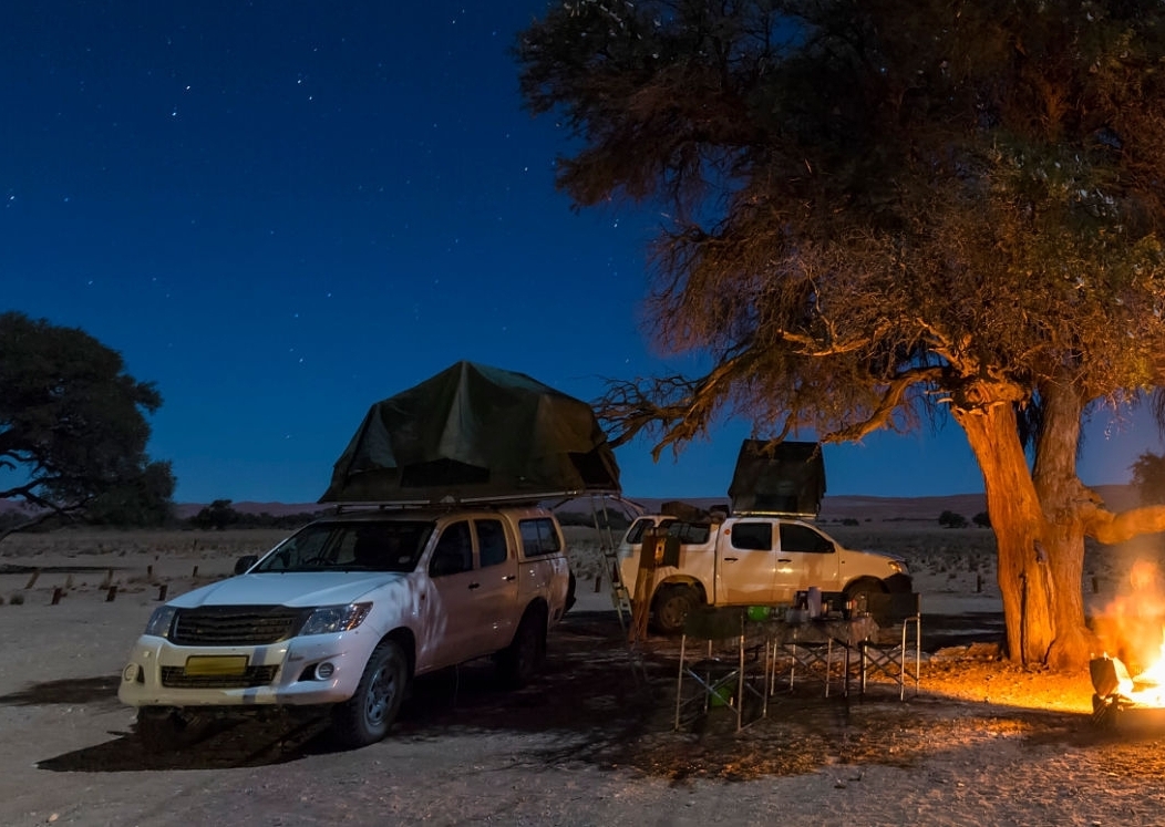 Намибия отдых. Палатка в Южной Африке. Экскурсия по Африке Намибия. Намибия машины. Намибия тур.