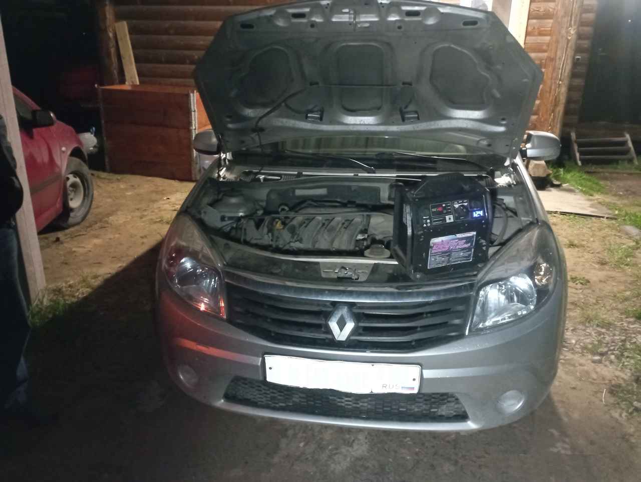 Прикурили аккумулятор Renault Sandero, в деревне Лесколово Ленинградская область.