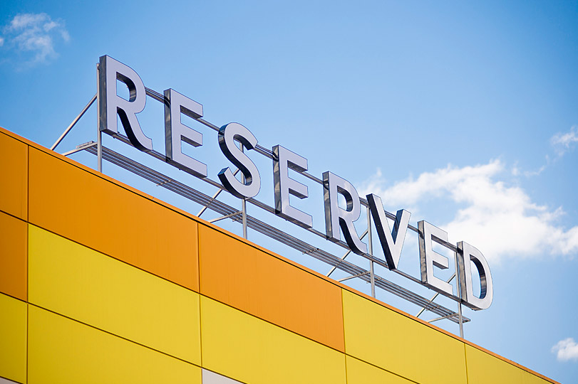 Крышная конструкция для магазина одежды 