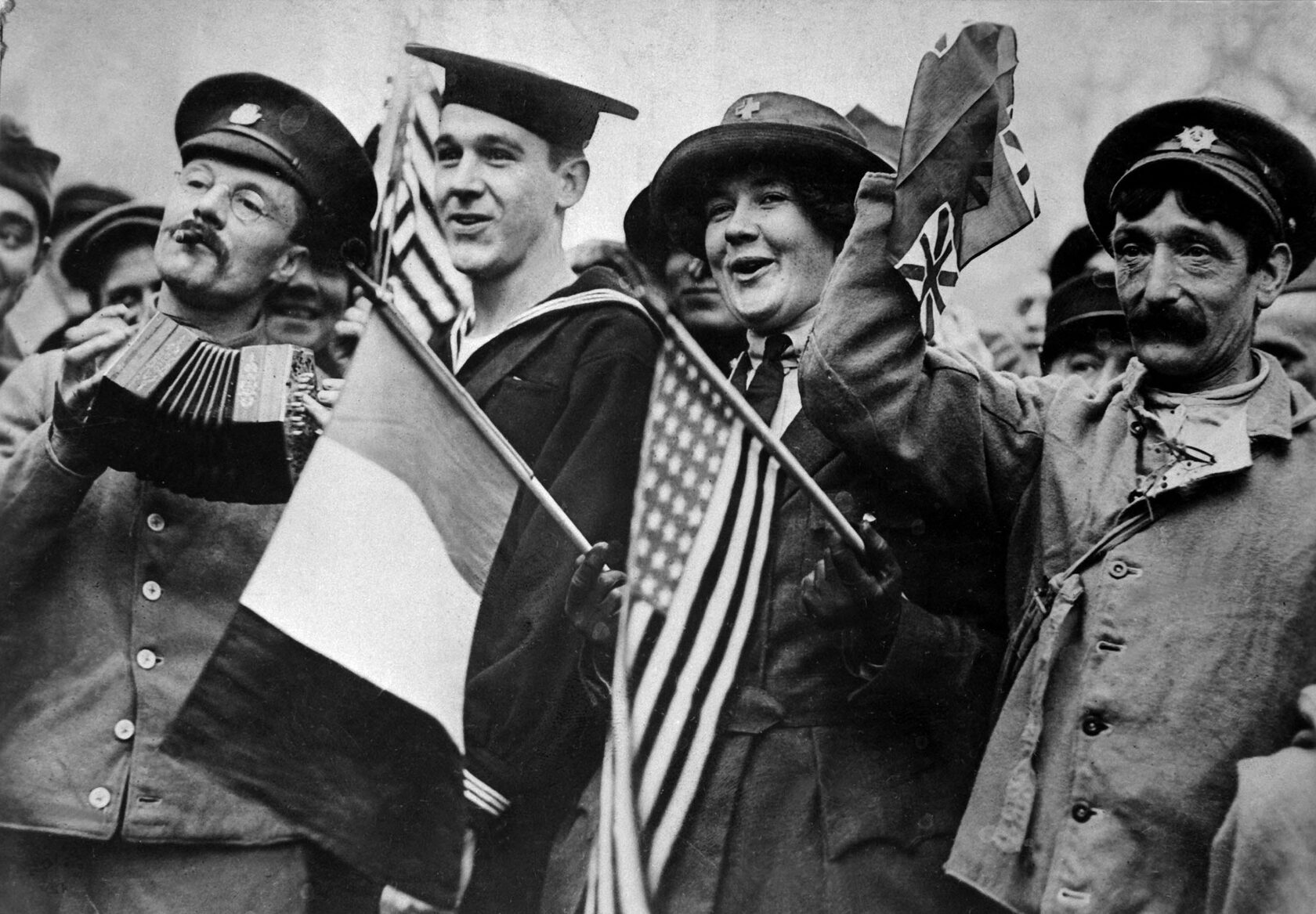 Солнечный день, 11 ноября 1918 года. Солдаты празднуют окончание Первой мировой войны.