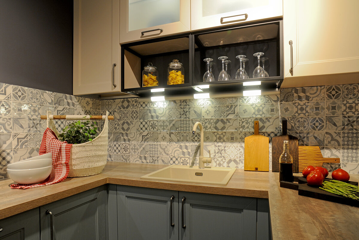 Столешница и фартук без пристеночного бортика. Кухня ШЕФФИЛД. Фото в салоне