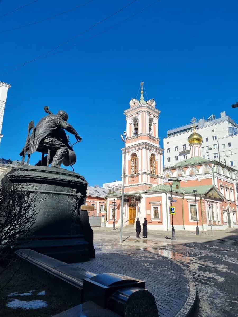 Памятник на площади перед храмом в Брюсовом переулке