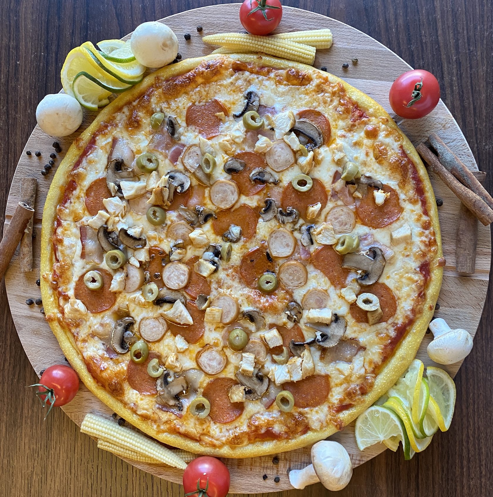 Ермолино пицца мясная. Пицца мясная. Пицца мясная на доске. Express pizza мясная пицца. Пицца мясное плато состав.