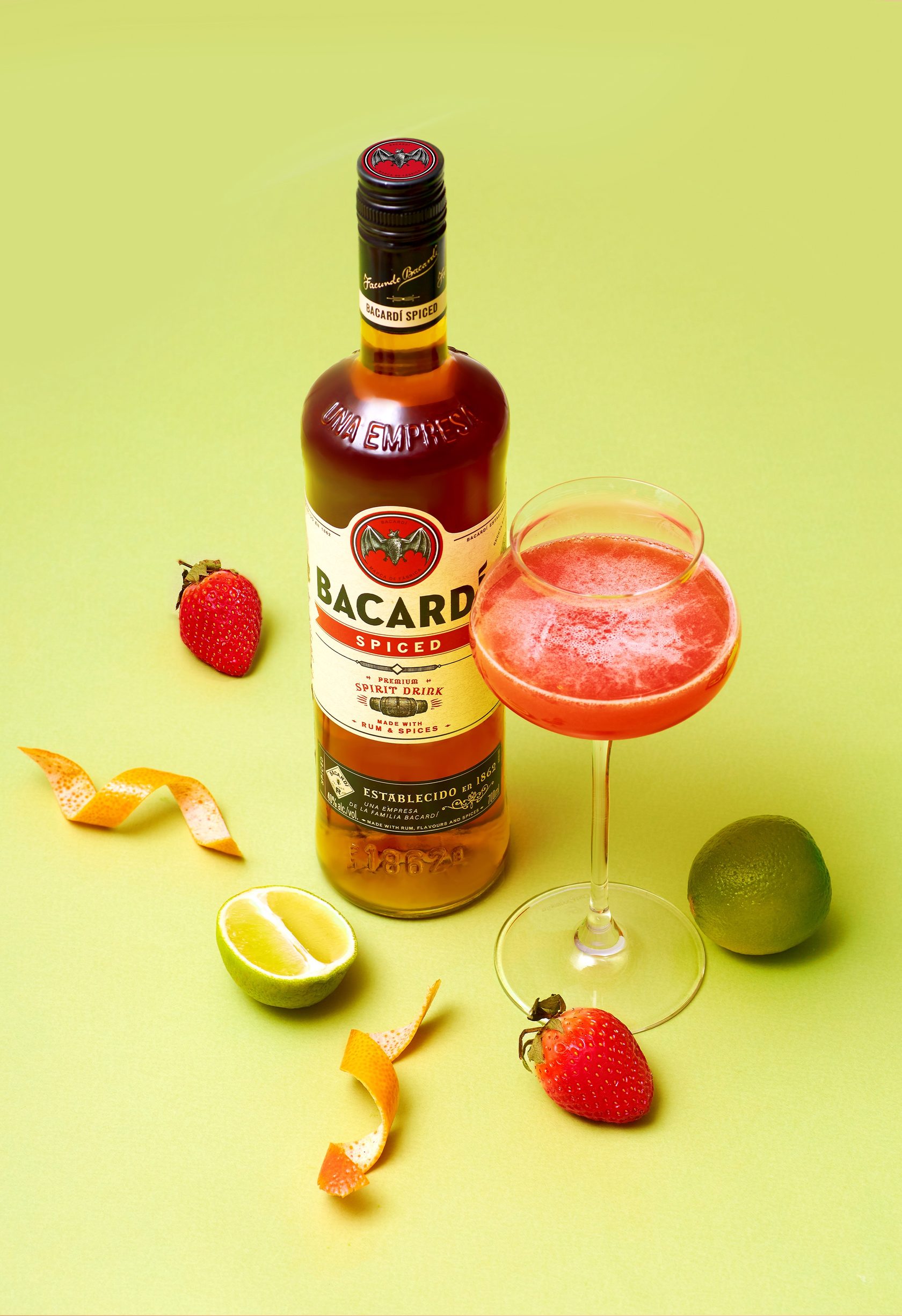 Коктейль с ромом бакарди. Бакарди Ром ягодный. Bacardi Daiquiri коктейль. Ром для Дайкири.