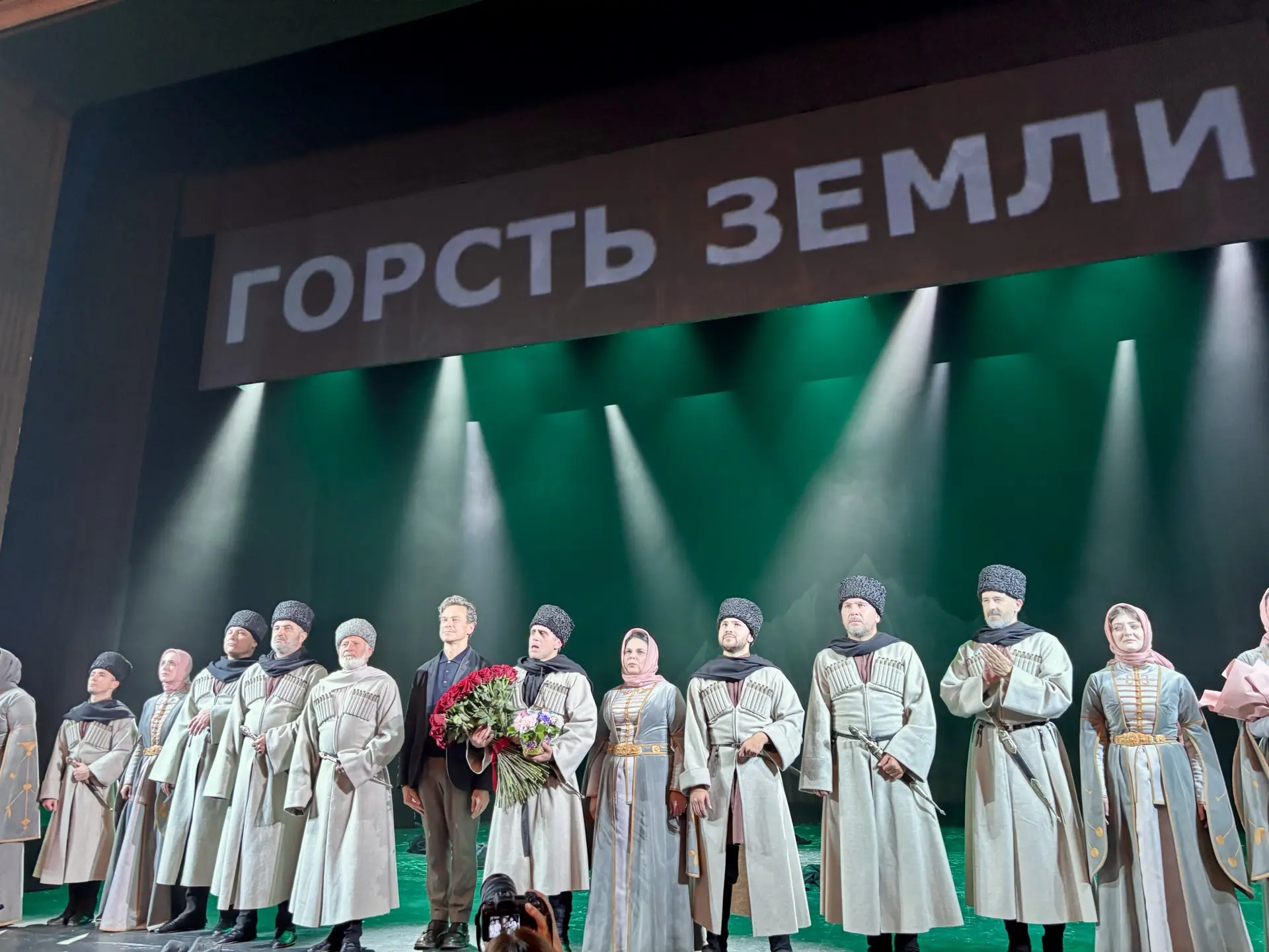 X Биеннале «Уроки режиссуры» открылась спектаклем «Горсть земли»