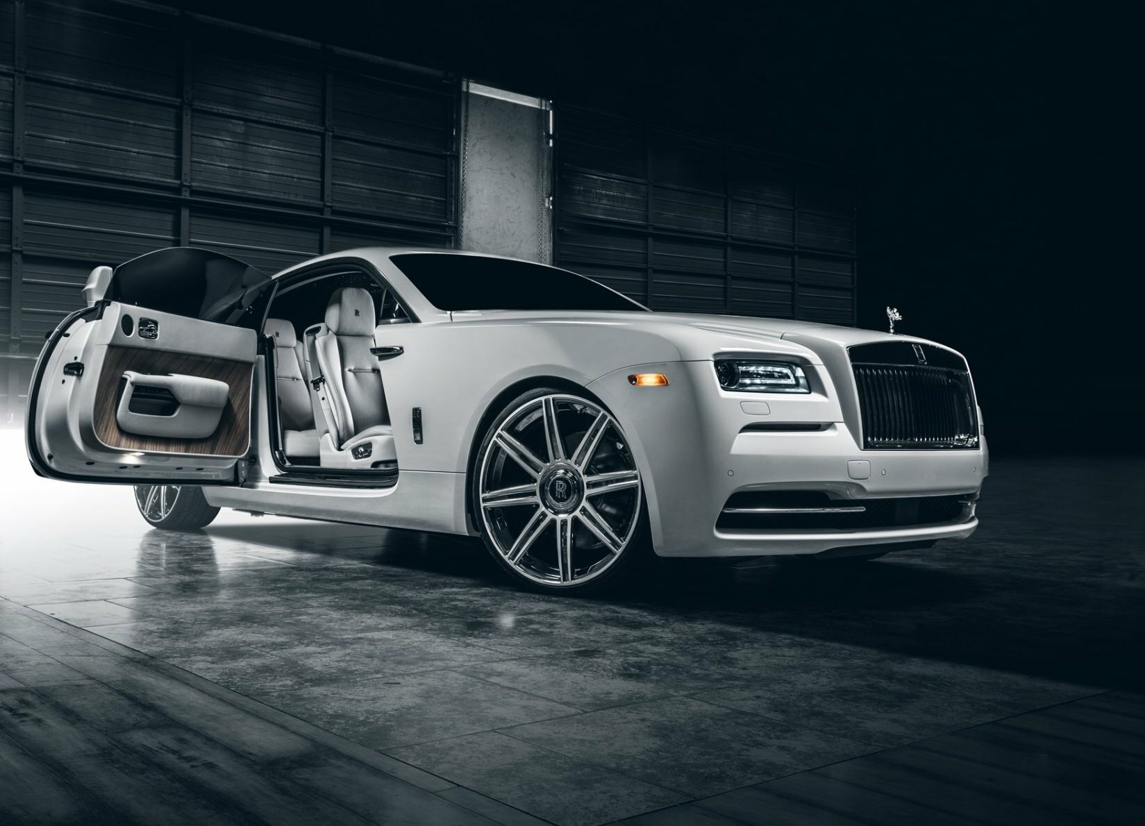 Аренда Rolls-Royce Ghost в Москве - прокат Роллс-Ройс без водителя